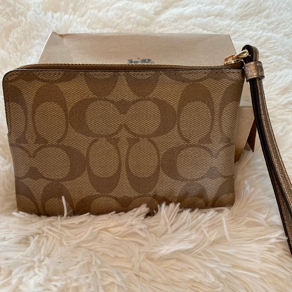 COACH Corner Zip Wristlet In Signature Canvas - Picture 3 of 7